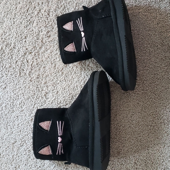 Toddler size 6 fuzzy boots - Picture 1 of 4